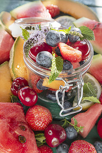 玻璃容器中的彩色混合水果沙拉