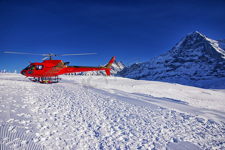 红色基地摄影照片_少女峰附近瑞士阿尔卑斯山滑雪胜地的红色直升机
