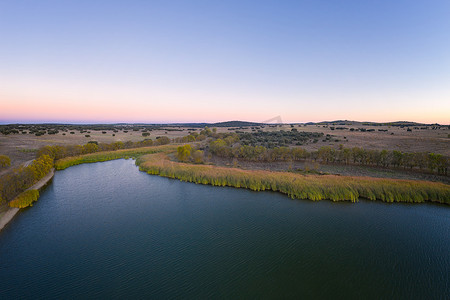 葡萄牙阿连特茹日落时的湖无人机鸟瞰图