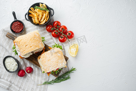 干煎带鱼摄影照片_新鲜制作的带鱼条的小吃三明治，在木切板上，白色背景，顶视图平躺，带复制空间和文本空间