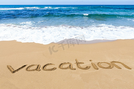 写在海上沙滩沙子上的假期