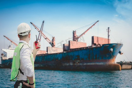 集装箱航运主管控制装载商业码头的进出口，集装箱物流船舶工程师控制运输业。