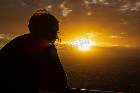 年轻女性欣赏澳大利亚昆士兰州汤斯维尔的日落美景，从城堡山望向海岸和平静的大海