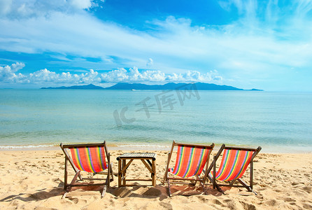 海边沙滩上的椅子