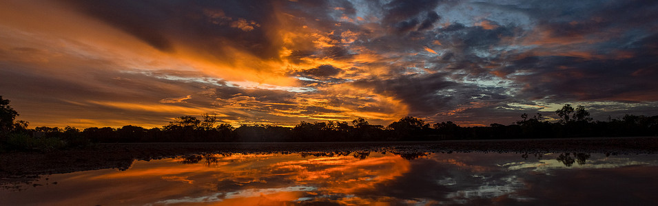 昆士兰州克朗克里以北 200 公里的昆士兰内陆美丽的全景日落