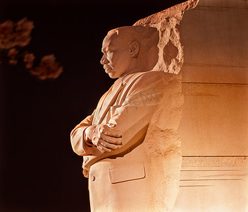 马丁路德金摄影照片_Martin Luther King Memorial Cherry Blossoms Evening 华盛顿 D
