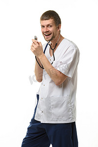 快乐的医生从白色背景中突显的语音内窥镜头对着即兴麦克风唱歌