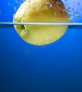 溅起的水花透明摄影照片_水溅中的黄色苹果