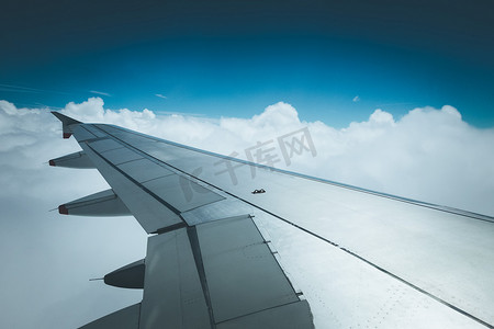 飞机机翼通过飞机窗口。