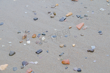 沙滩上的石头