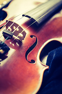 独奏者摄影照片_小提琴乐器概念：小提琴的复古风格特写