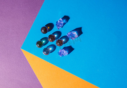 游戏水晶摄影照片_桌上的多彩多姿的玻璃球和蓝色水晶