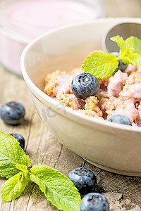 新鲜蓝莓酸奶配格兰诺拉麦片和薄荷