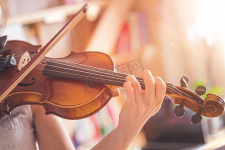 练习古典音乐和小提琴概念：小女孩愉快地拉着她的新小提琴