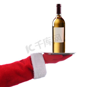 圣诞老人伸出手臂，把酒瓶放在银盘上