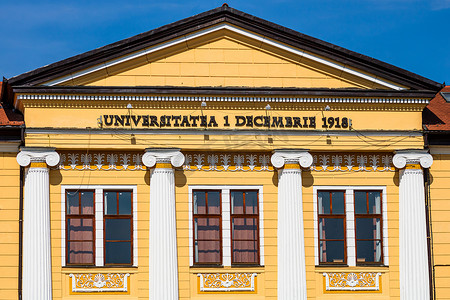 建筑细节，1918 年 12 月 1 日大学大楼立面，罗马尼亚阿尔巴尤利亚，2021 年