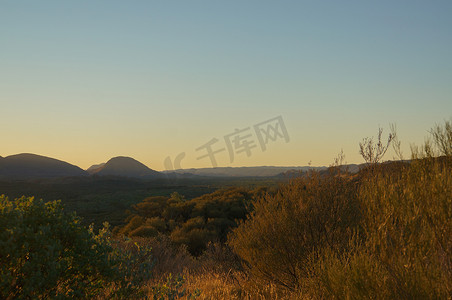爱丽丝森系摄影照片_从澳大利亚西麦克唐纳国家公园爱丽丝泉外的桑德山山顶欣赏日落美景
