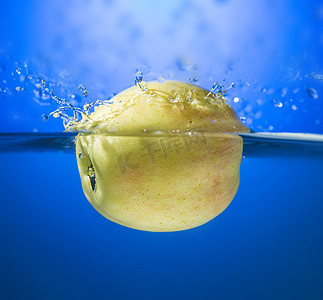 溅起的水花透明摄影照片_水溅中的黄色苹果