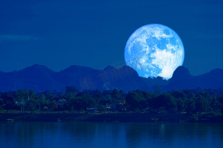 全蓝蠕虫蓝月亮升起背侧影山模糊夜空中的乌云