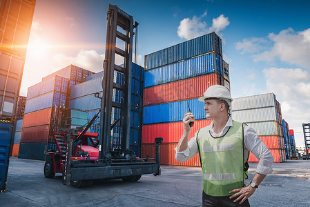 运输行业的集装箱物流航运管理，运输工程师通过对讲机控制集装箱船厂的工人。