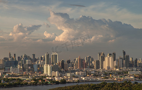 神木出云摄影照片_太阳升起前曼谷的城市景观营造出充满活力的感觉，为即将到来的一天做好准备。