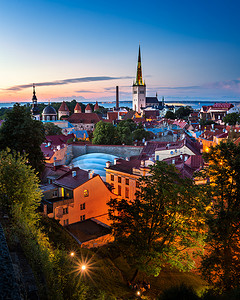 塔林老城在晚上的鸟瞰图，塔林，爱沙尼亚