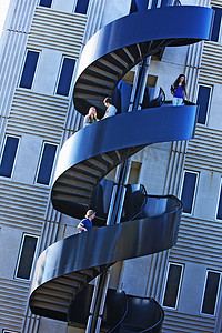 在大学校园里的现代楼梯