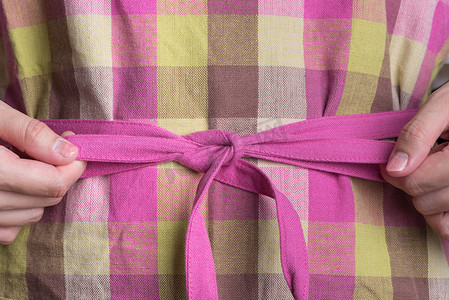 日常用品的小图标摄影照片_系粉色围裙的女人