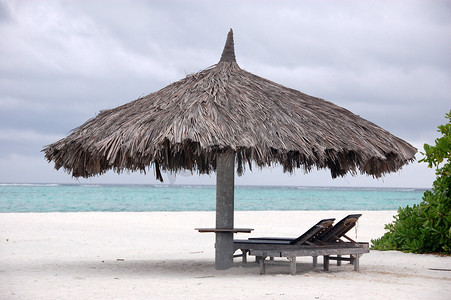 大伞摄影照片_躺椅和大伞在海滩