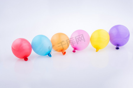 排队的彩色小气球
