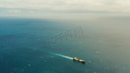 货船在开阔的蓝色海域，菲律宾。