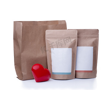 白色背景中回收纸袋、咖啡豆袋和红心的模型