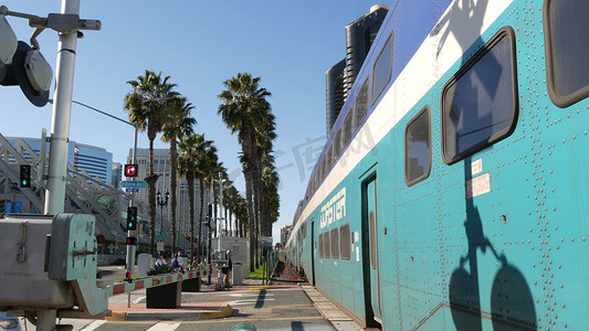 美国加利福尼亚州圣地亚哥 — 2020 年 2 月 13 日：过山车通勤者和棕榈树，美国的公共铁路交通。