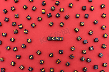 在红色背景的中心拼写成方块的爱字。