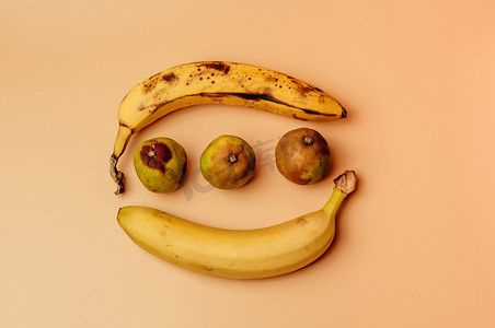 香蕉的丑陋果实从成熟变成更腐烂的棕色，有斑点和腐烂的酸橙分离。