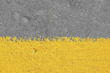 被风化的黄色被绘的灰色混凝土墙