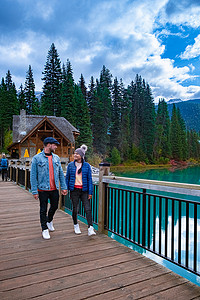Emerald Lake,Yoho National Park in Canada, Emerald Lake and Tea House, Near Field, British Columbia, Yoho National Park, Canada 伯吉斯山倒影入水可见