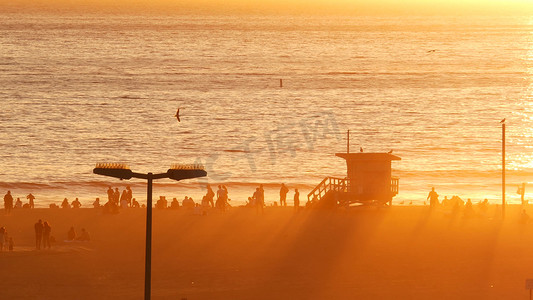 美国洛杉矶圣塔莫尼卡 — 2019年10月28日：加州夏季海滩美学，大气的金色日落。