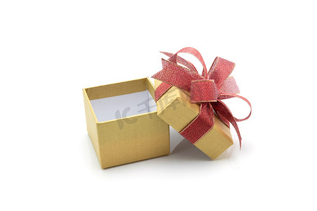 金色礼盒和丝带在白色背景下打开，在情人节或圣诞节礼物，在生日或周年纪念日送礼，包装豪华，假日和节日概念。