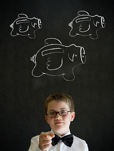 黑板背景上用粉笔拿着飞钱存钱罐的年轻商业男孩