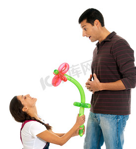 年轻夫妇礼物气球花情人节孤立