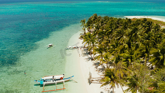 美丽小岛摄影照片_在一个热带岛屿上的美丽海滩。 