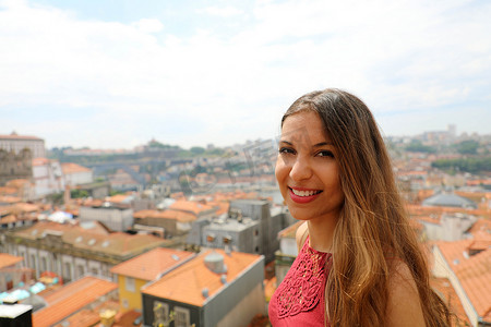 葡萄牙波尔图城市景观的年轻美女画像
