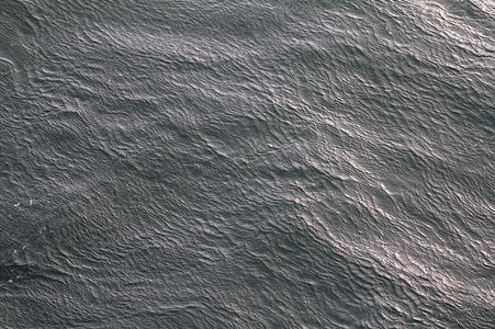 在水冷的北冰洋的异常的波浪涟漪