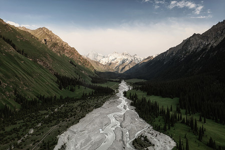 百年好合文字摄影照片_河流和山脉与白云。