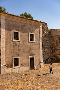 在葡萄牙阿连特茹的 Juromenha 美丽废墟城堡中行走的白人妇女