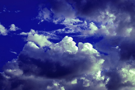 横柱状图摄影照片_深蓝色的天空和美丽的柱状云。