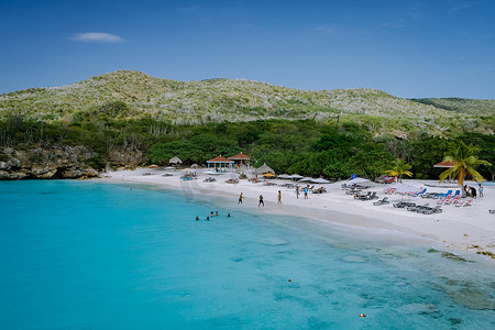 从荷兰库拉索岛的白色海滩格罗特尼普 (Grote Knip) 可以欣赏到蓝色海洋库拉索岛加勒比岛的景色