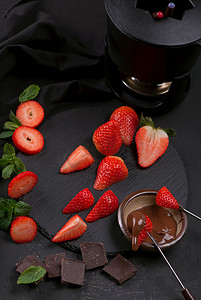 灰色背景中带有巧克力覆盖草莓的平铺组合物