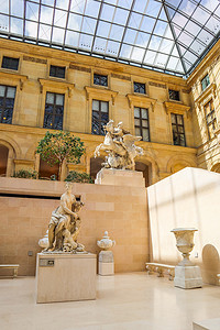 巴黎/法国 — 2019年4月4日。法国巴黎卢浮宫博物馆内Cour Marly房间的古代雕塑